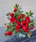 Décoration de pierre tombale avec des roses rouges - Composition + bouquet