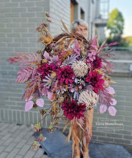 Tombstone decoration in a basket with burgundy Dalia