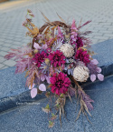 Tombstone decoration in a basket with burgundy Dalia