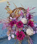 Tombstone decoration in a basket with burgundy Dalia