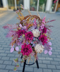 Tombstone decoration in a basket with burgundy Dalia