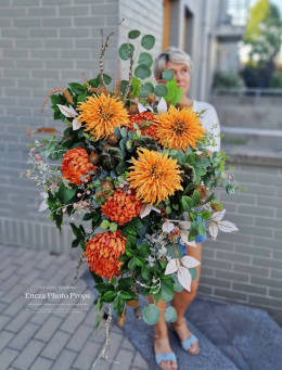 Une grande pierre tombale avec un chrysanthème rouge et orange