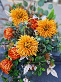 Une grande pierre tombale avec un chrysanthème rouge et orange