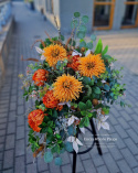 Une grande pierre tombale avec un chrysanthème rouge et orange