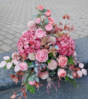 Tombstone decoration with raspberry hydrangea and peonia in apricot and pink